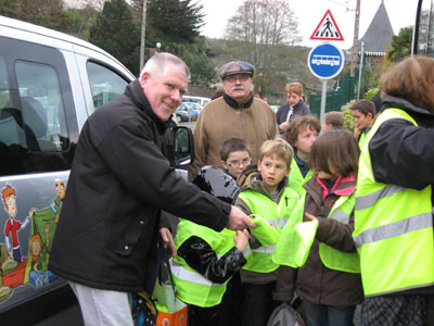 Remise de gilets fluorescents de scurit